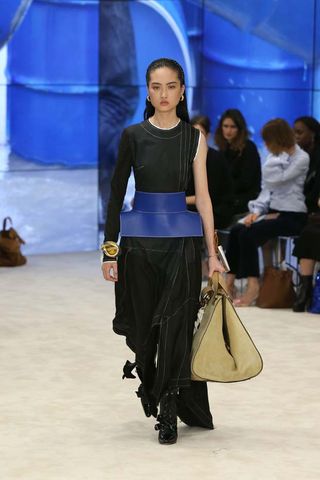 can-we-talk-about-the-sleeves-at-loewes-ss-17-runway-show-1922885-1475262363