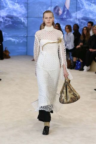can-we-talk-about-the-sleeves-at-loewes-ss-17-runway-show-1922889-1475262364