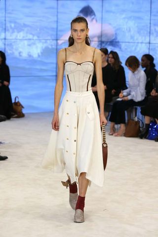 can-we-talk-about-the-sleeves-at-loewes-ss-17-runway-show-1922891-1475262364