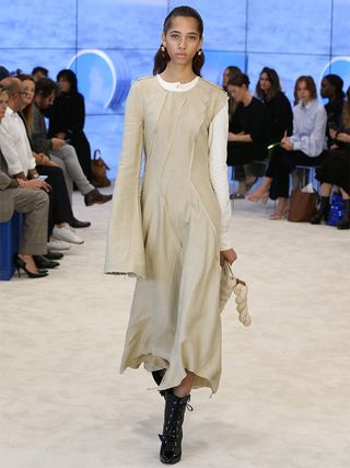 can-we-talk-about-the-sleeves-at-loewes-ss-17-runway-show-1922915-1475262672