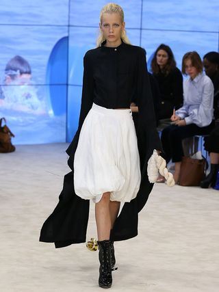 can-we-talk-about-the-sleeves-at-loewes-ss-17-runway-show-1922917-1475262672