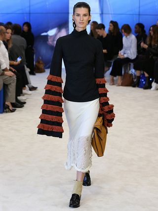 can-we-talk-about-the-sleeves-at-loewes-ss-17-runway-show-1922918-1475262672