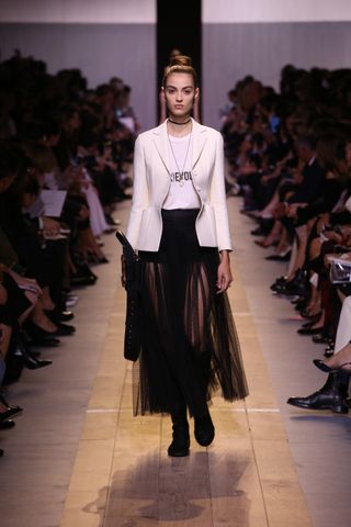 the-top-5-things-everyone-is-talking-about-from-the-dior-show-1923331-1475298914