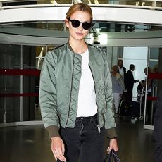 what-was-she-wearing-karlie-kloss-airport-style-bomber-jacket-2016-204592-1475550975-square