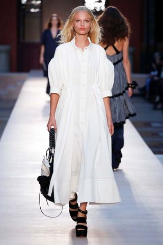 this-dramatic-sonia-rykiel-runway-finale-will-touch-your-heart-1927386-1475686772