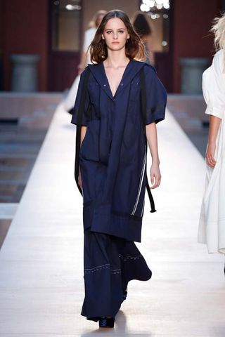 this-dramatic-sonia-rykiel-runway-finale-will-touch-your-heart-1927388-1475686772