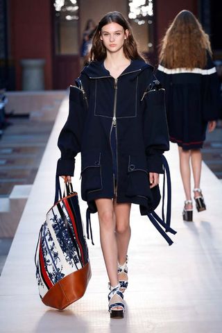 this-dramatic-sonia-rykiel-runway-finale-will-touch-your-heart-1927395-1475686772