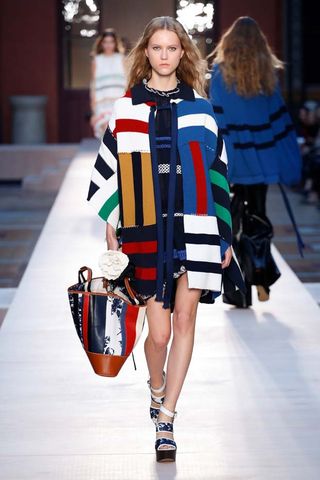 this-dramatic-sonia-rykiel-runway-finale-will-touch-your-heart-1927397-1475686773