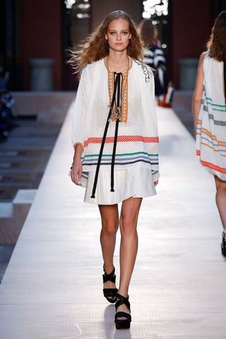 this-dramatic-sonia-rykiel-runway-finale-will-touch-your-heart-1927399-1475686773