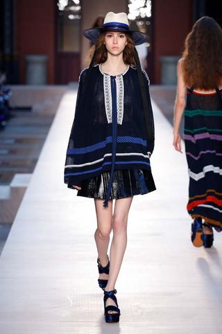 this-dramatic-sonia-rykiel-runway-finale-will-touch-your-heart-1927401-1475686773