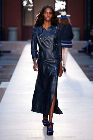 this-dramatic-sonia-rykiel-runway-finale-will-touch-your-heart-1927402-1475686773