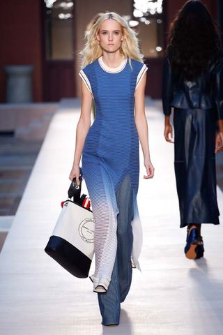 this-dramatic-sonia-rykiel-runway-finale-will-touch-your-heart-1927403-1475686773