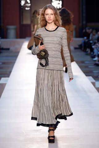 this-dramatic-sonia-rykiel-runway-finale-will-touch-your-heart-1927408-1475686774
