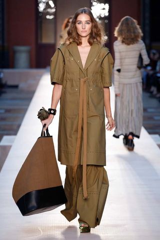 this-dramatic-sonia-rykiel-runway-finale-will-touch-your-heart-1927409-1475686774