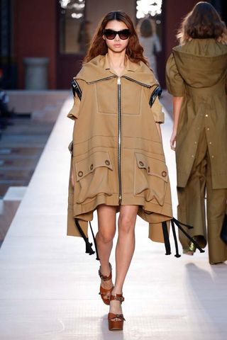 this-dramatic-sonia-rykiel-runway-finale-will-touch-your-heart-1927410-1475686774