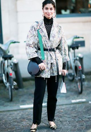 the-cost-free-styling-trick-we-spotted-everywhere-at-fashion-week-1928619-1475737623
