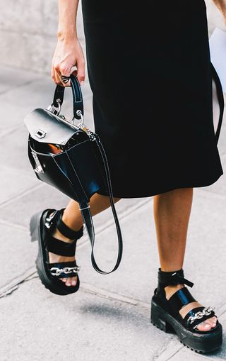 the-5-shoe-trends-everyone-wore-in-paris-1930494-1475873534