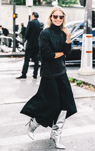 the-5-shoe-trends-everyone-wore-in-paris-1930496-1475873534
