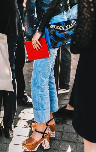 the-5-shoe-trends-everyone-wore-in-paris-1930507-1475873538