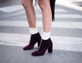 the-5-shoe-trends-everyone-wore-in-paris-1930508-1475873539