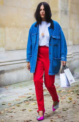 the-everyday-staple-everyone-is-wearing-in-paris-1944267-1476891964