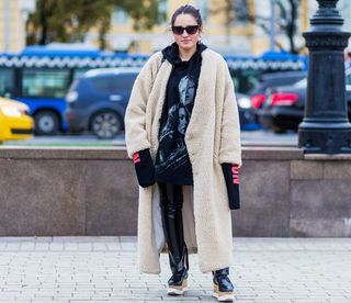 tk-cold-weather-dressing-tricks-from-russia-fashion-week-street-style-1942319-1476776830