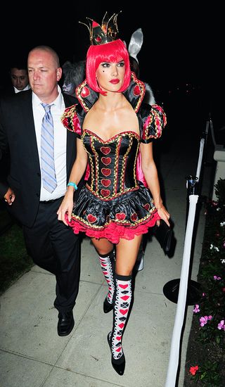the-best-celebrity-costumes-inspired-by-pop-culture-1945420-1476922296
