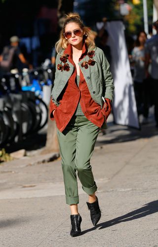 this-is-the-new-shoe-style-olivia-palermo-is-favouring-1945509-1476925374