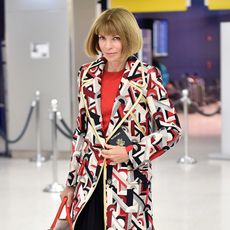 this-is-what-anna-wintour-looks-like-at-the-airport-206134-square
