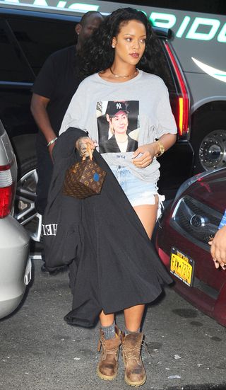 rihanna-just-made-a-big-statement-with-cutoffs-and-a-tee-1945996-1476969146