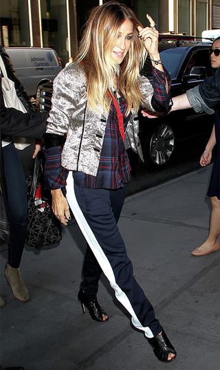 this-outfit-proves-sjp-is-just-as-stylish-as-carrie-bradshaw-1946125-1476977435