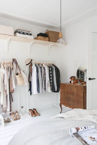 this-closet-makeover-is-astounding-1949173-1477093925