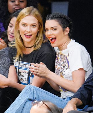 kendall-jenner-and-karlie-kloss-wore-coordinating-outfits-for-a-lakers-game-1955133-1477596206