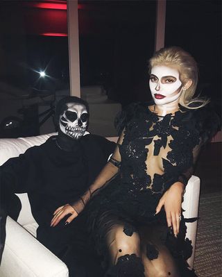 the-best-halloween-costumes-we-spotted-this-year-1958060-1477758926