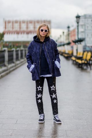 5-stylish-winter-outfits-that-are-actually-warm-1962437-1478119027