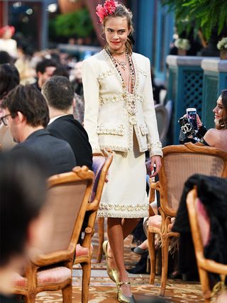 tk-incredible-pictures-from-the-latest-chanel-show-in-paris-2005759-1481044627