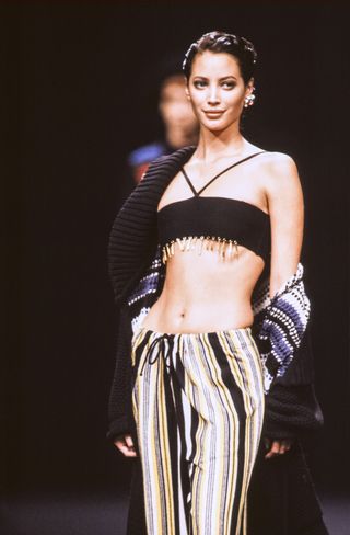 this-is-what-paris-fashion-week-looked-like-in-the-90s-2155040