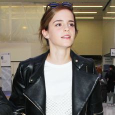 emma-watson-just-wore-this-airport-style-faux-paus-218537-square