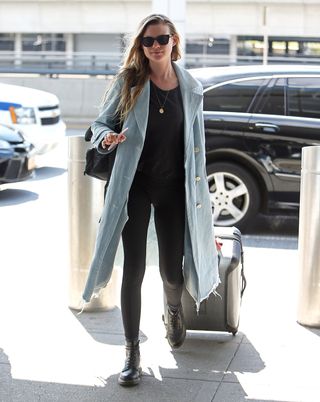 what-was-she-wearing-behati-prinsloo-airport-outfit-223533-1494379126309-image
