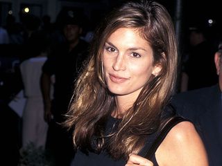 cindy-crawford-still-uses-this-old-school-trick-to-pose-in-a-bikini-2356582