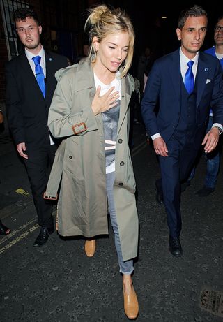 sienna-miller-trench-coat-and-tee-outfit-233113-1503317654731-image