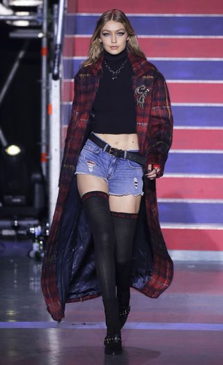 see-the-lfw-tommy-hilfiger-runway-looks-featuring-gigi-bella-and-anwar-2421566