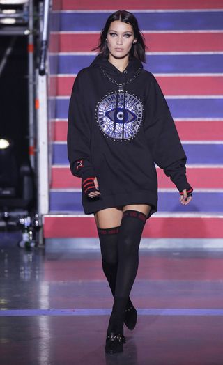 see-the-lfw-tommy-hilfiger-runway-looks-featuring-gigi-bella-and-anwar-2421567