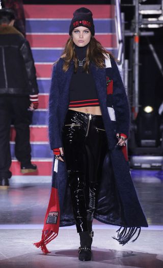 see-the-lfw-tommy-hilfiger-runway-looks-featuring-gigi-bella-and-anwar-2421572