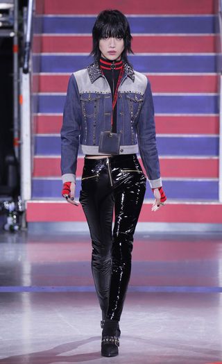 see-the-lfw-tommy-hilfiger-runway-looks-featuring-gigi-bella-and-anwar-2421574