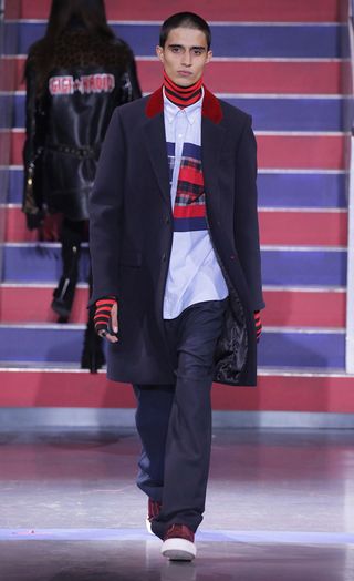 see-the-lfw-tommy-hilfiger-runway-looks-featuring-gigi-bella-and-anwar-2421577