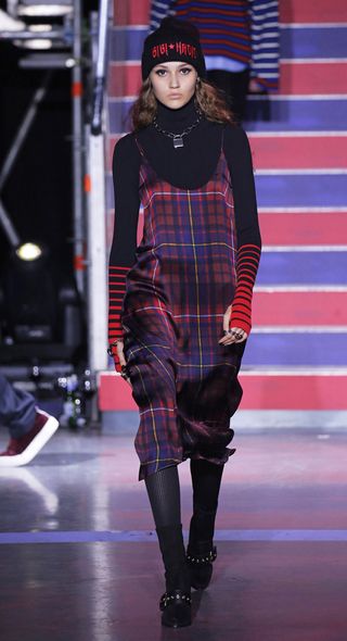 see-the-lfw-tommy-hilfiger-runway-looks-featuring-gigi-bella-and-anwar-2421579