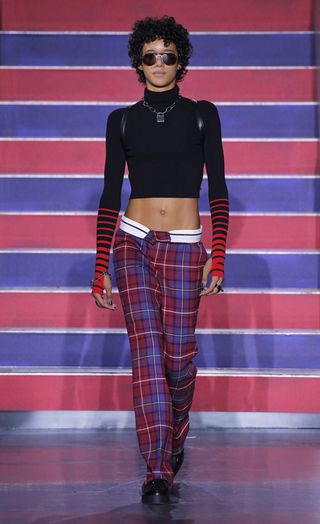 see-the-lfw-tommy-hilfiger-runway-looks-featuring-gigi-bella-and-anwar-2421580