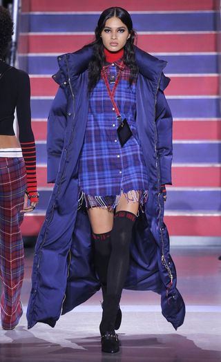 see-the-lfw-tommy-hilfiger-runway-looks-featuring-gigi-bella-and-anwar-2421586