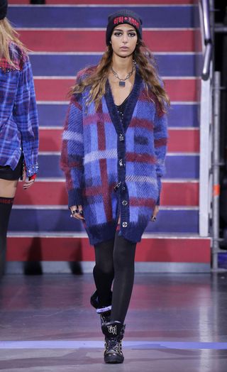 see-the-lfw-tommy-hilfiger-runway-looks-featuring-gigi-bella-and-anwar-2421587